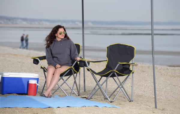 Quik Shade Heavy-Duty Folding Chair - Black (158334DS) This chair can be an accessory that we can bring in our beach trips. 