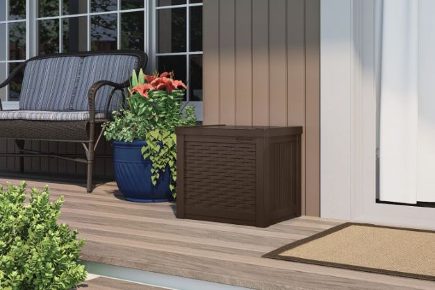 Suncast 22 Gallon Deck Box - Java (SSW500J) This deck box is perfect to be put on your patio. 